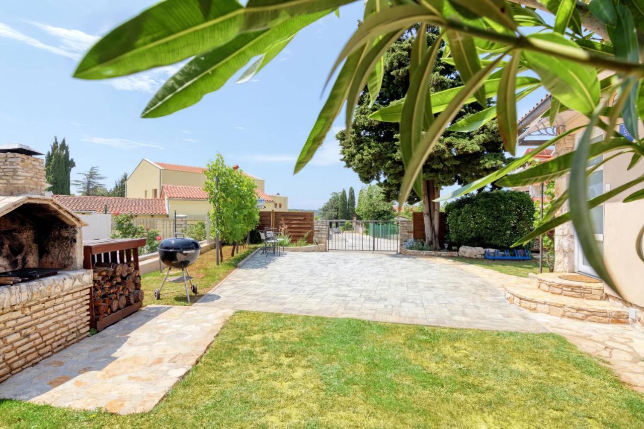 Holiday House "Laurus Garden" With Private Parking 梅杜林 外观 照片